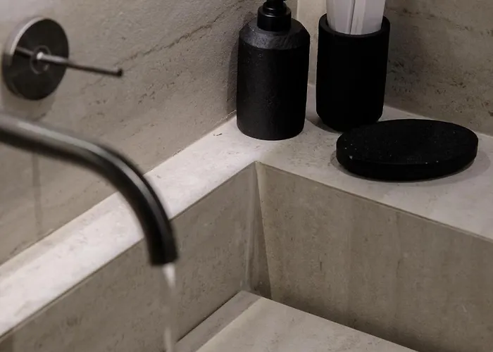 Hidden Hills Hotel *